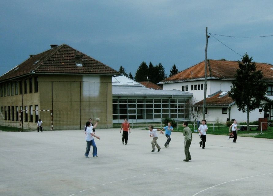 Vanjsko igralište matične škole Žakanje (izvor: arhiva OŠ Žakanje, 21. 4. 2008.)